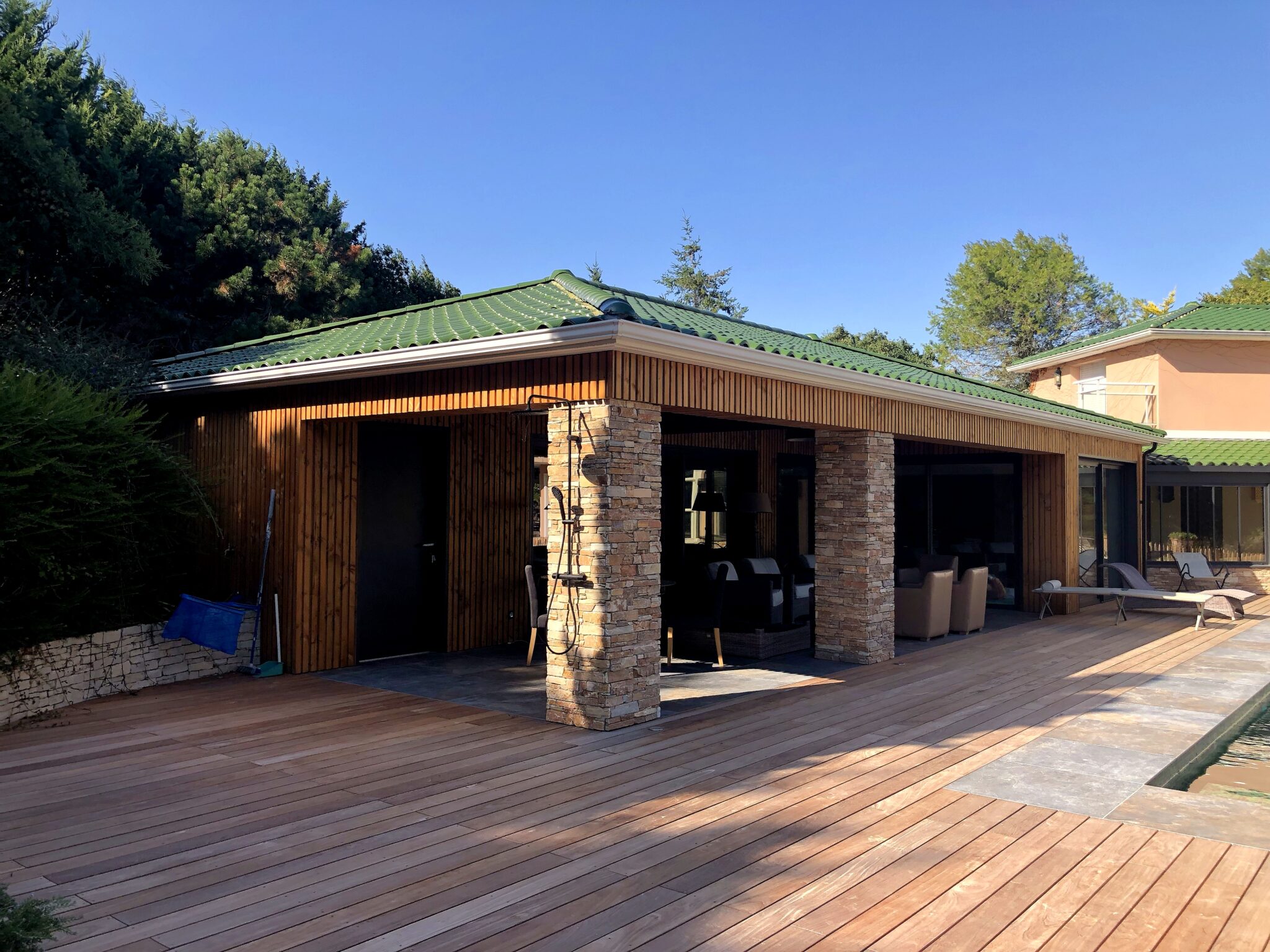 ART ET BOIS – MENUISERIE – CHARPENTE – VENDEE – BRETIGNOLLES SUR MER – 85 – TERRASSE – PORTAILS – CLOTURES – PERGOLAS – SAV – VOLETS ROULANTS-CLOISONS SECHES