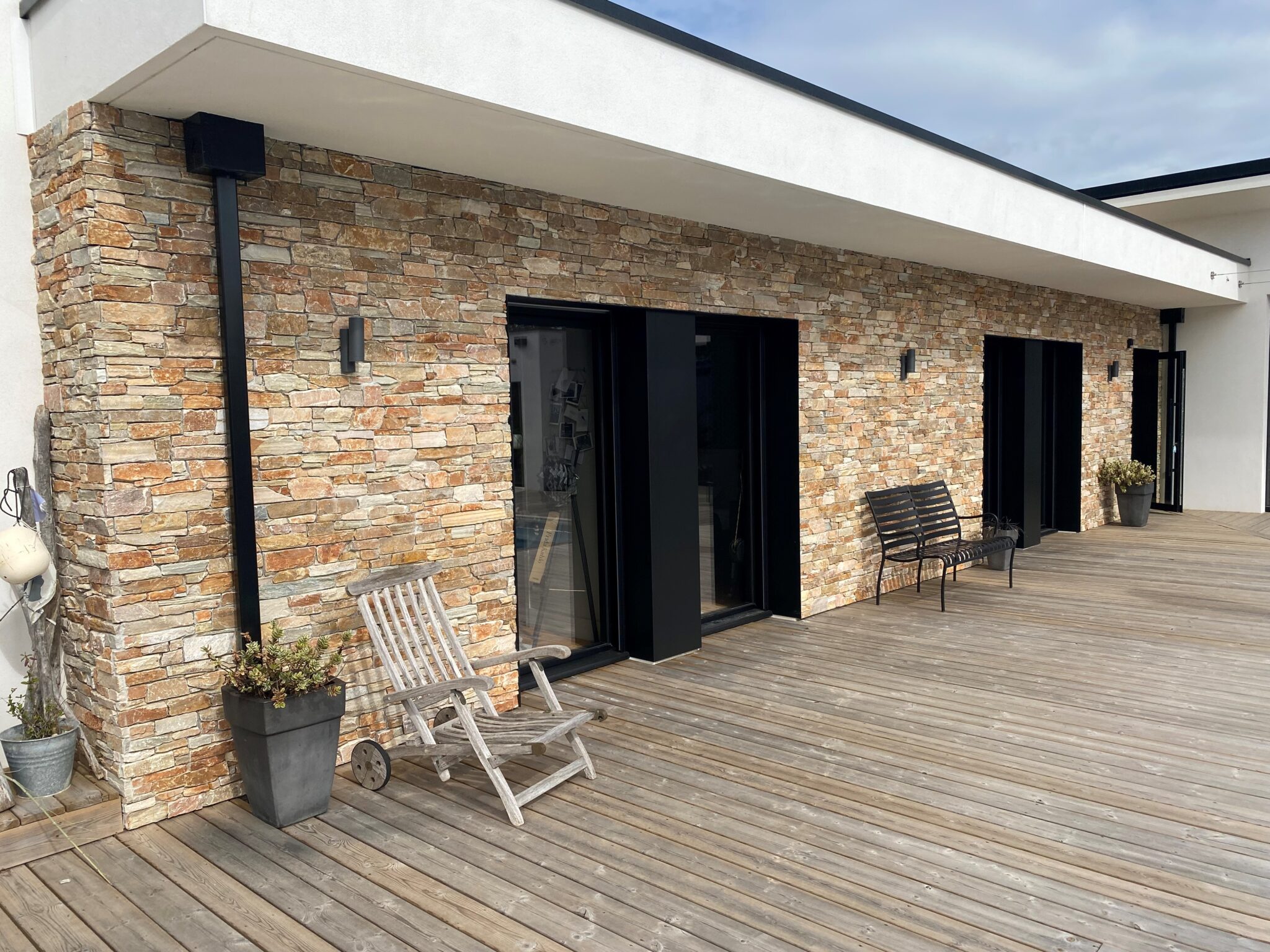 ART ET BOIS – MENUISERIE – CHARPENTE – VENDEE – BRETIGNOLLES SUR MER – 85 – TERRASSE – PORTAILS – CLOTURES – PERGOLAS – SAV – VOLETS ROULANTS-CLOISONS SECHES
