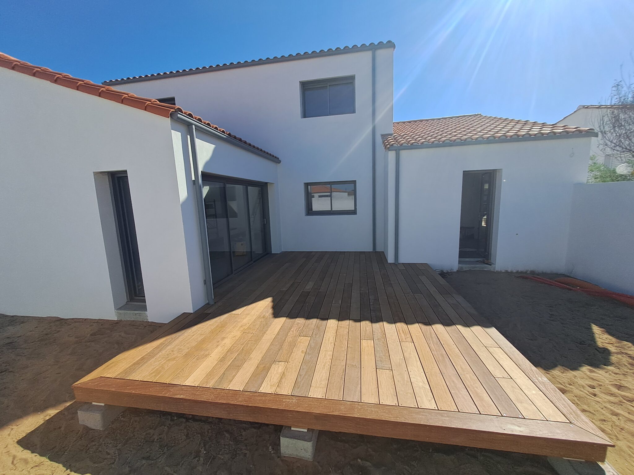 ART ET BOIS – MENUISERIE – CHARPENTE – VENDEE – BRETIGNOLLES SUR MER – 85 – TERRASSE – PORTAILS – CLOTURES – PERGOLAS – SAV – VOLETS ROULANTS-CLOISONS SECHES