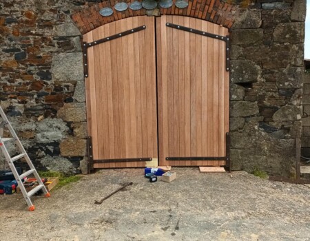 ART ET BOIS – MENUISERIE – CHARPENTE – VENDEE – BRETIGNOLLES SUR MER – 85 – PORTE DE GARAGE ART ET BOIS – MENUISERIE – CHARPENTE – VENDEE – BRETIGNOLLES SUR MER – 85 – PORTE DE GARAGE